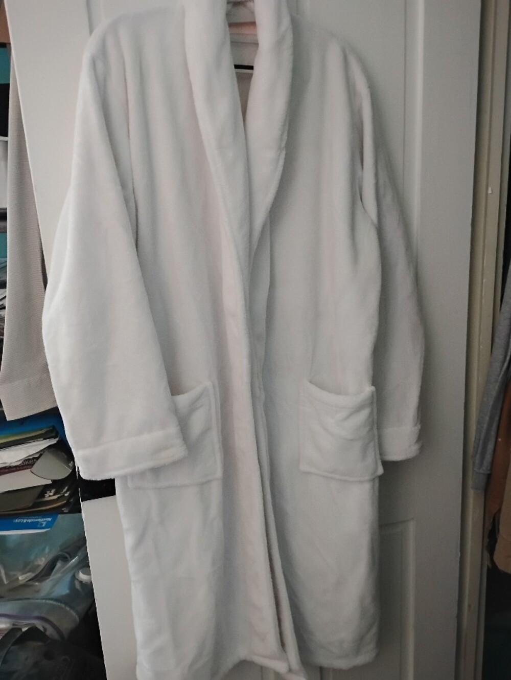 Plush White Robe New WOut Tags And Cosmetic bags Bundle Great Gift!